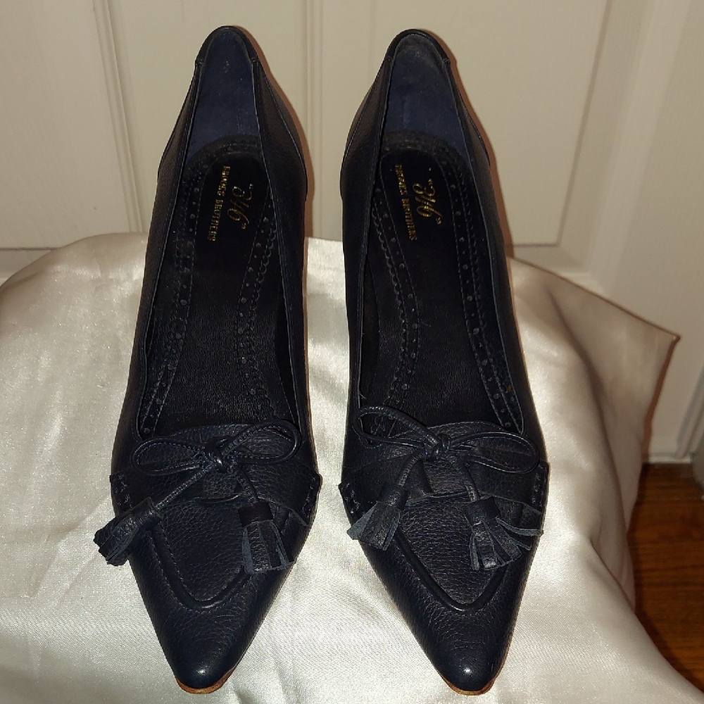 Brooks Brothers Navy Blue Heels with Sophisticated Design